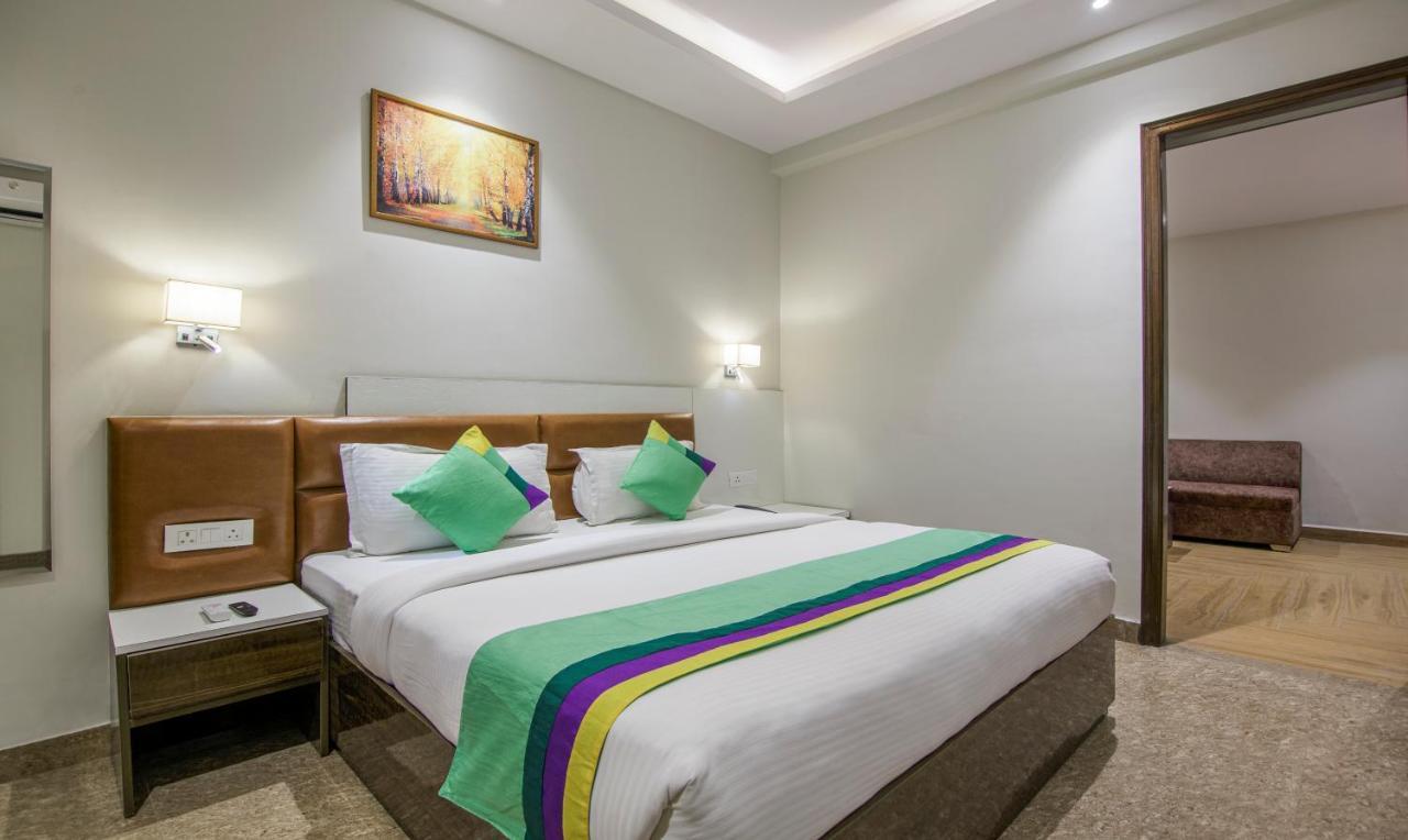 Treebo Swastika Premium Hotell Noida Eksteriør bilde