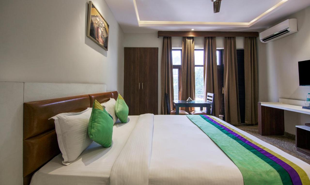 Treebo Swastika Premium Hotell Noida Eksteriør bilde