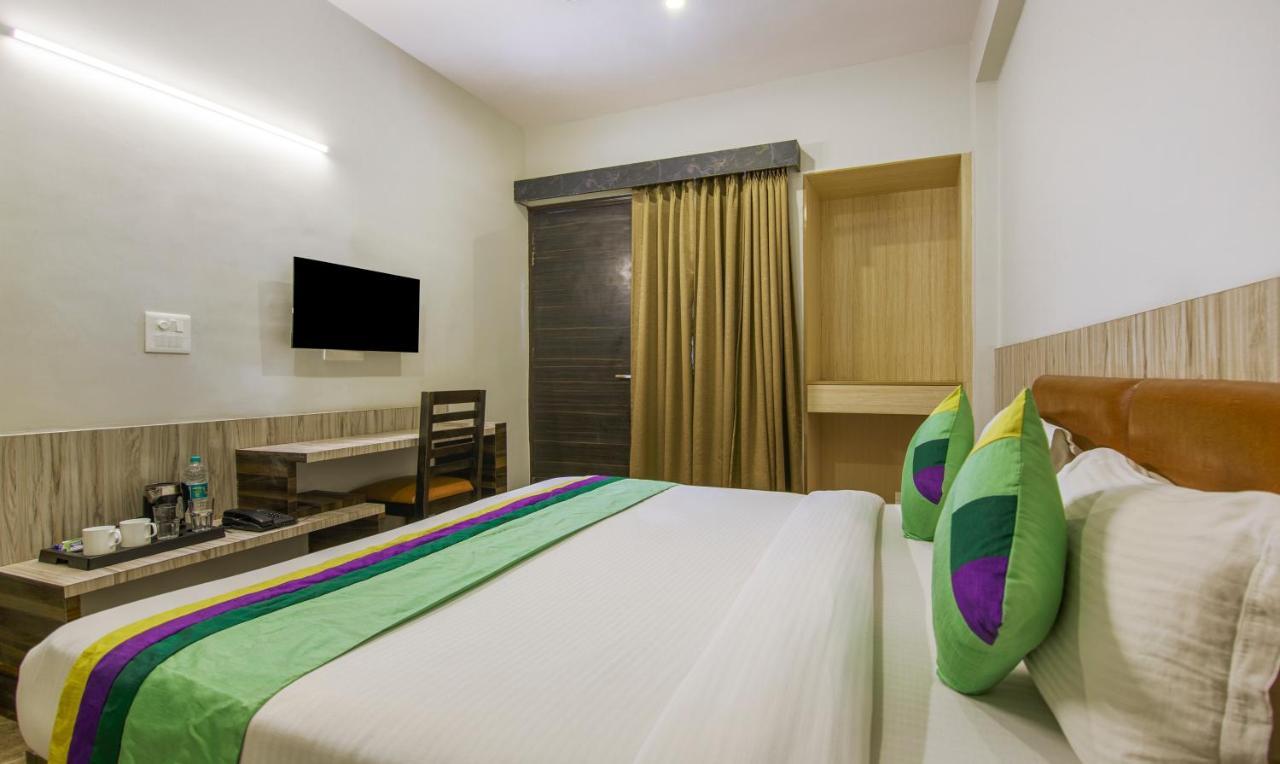 Treebo Swastika Premium Hotell Noida Eksteriør bilde